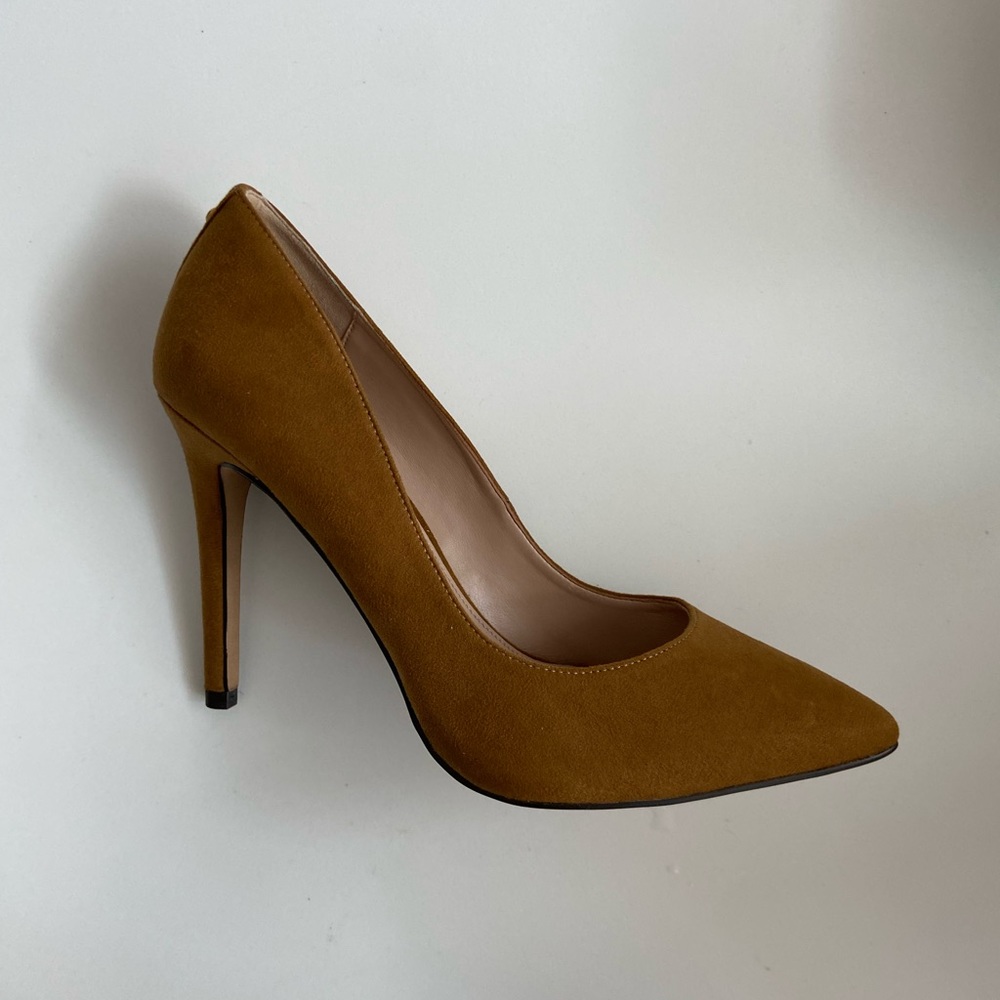 BCBGeneration Mustard Heidi Dream Pumps size 6.5